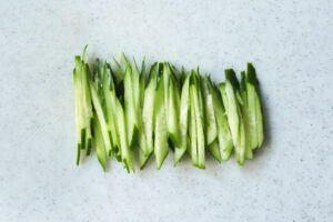 千切りにしたきゅうりの写真