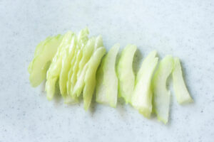 斜め薄切りにしたセロリの茎