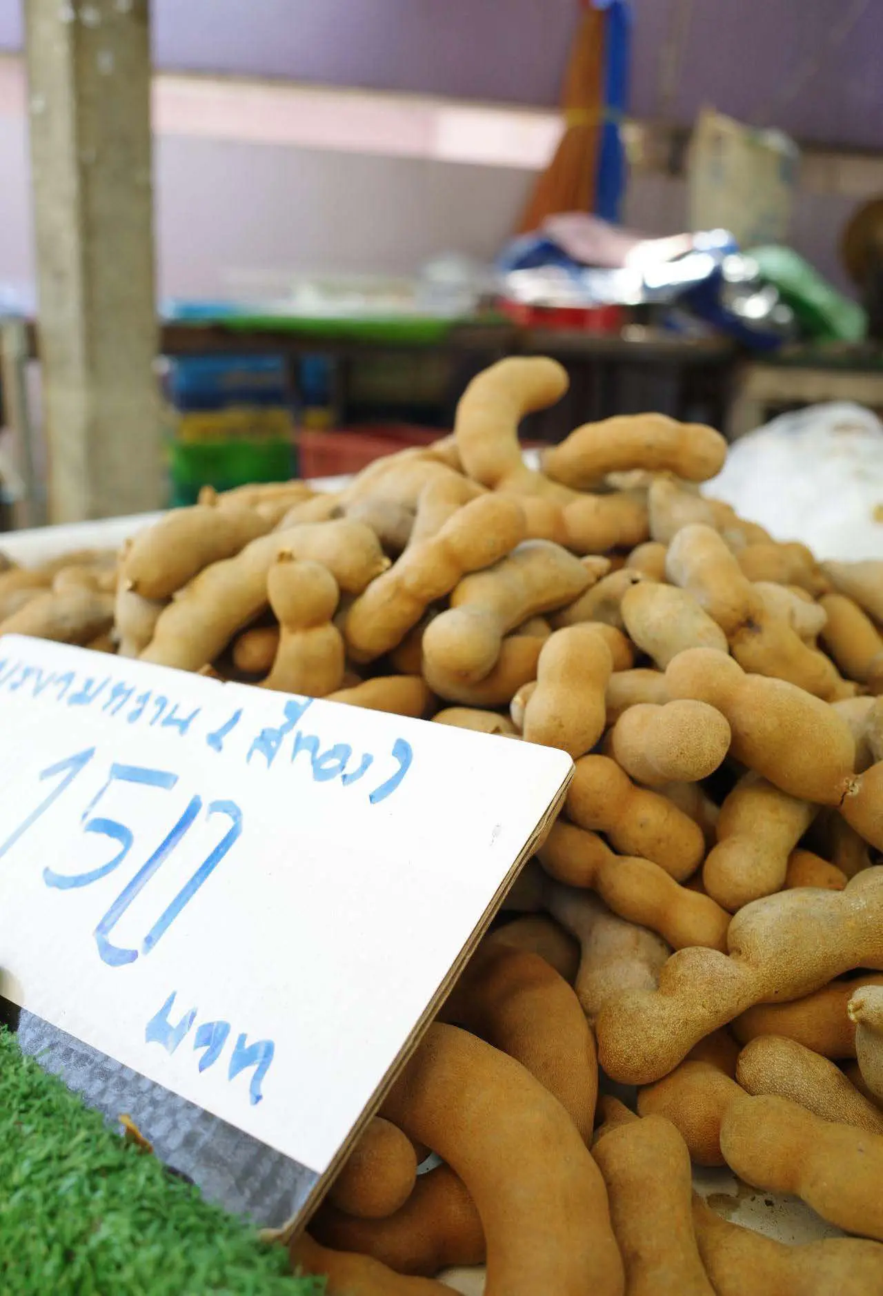 山盛りのタマリンド（フルーツ）が売られている写真