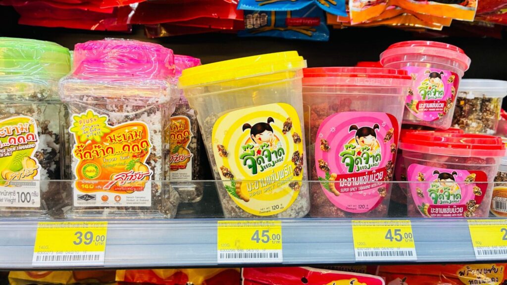 タイのセブンイレブンのお菓子コーナーで、タマリンドのお菓子が売られている様子