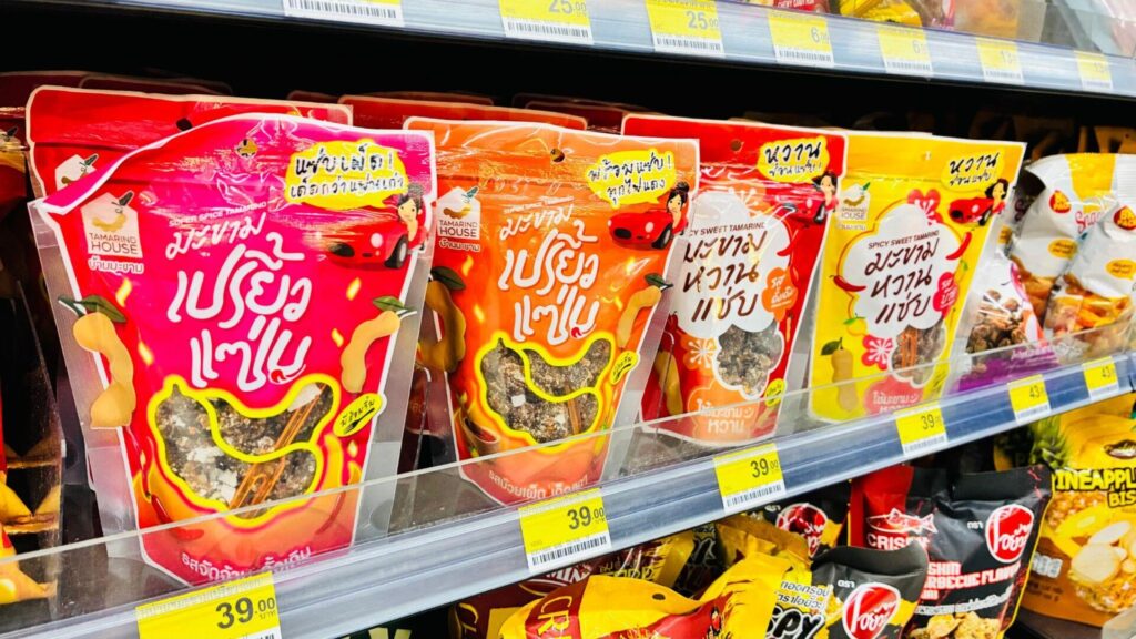 タイのコンビニでタマリンドのお菓子が何種類も並んでいる様子
