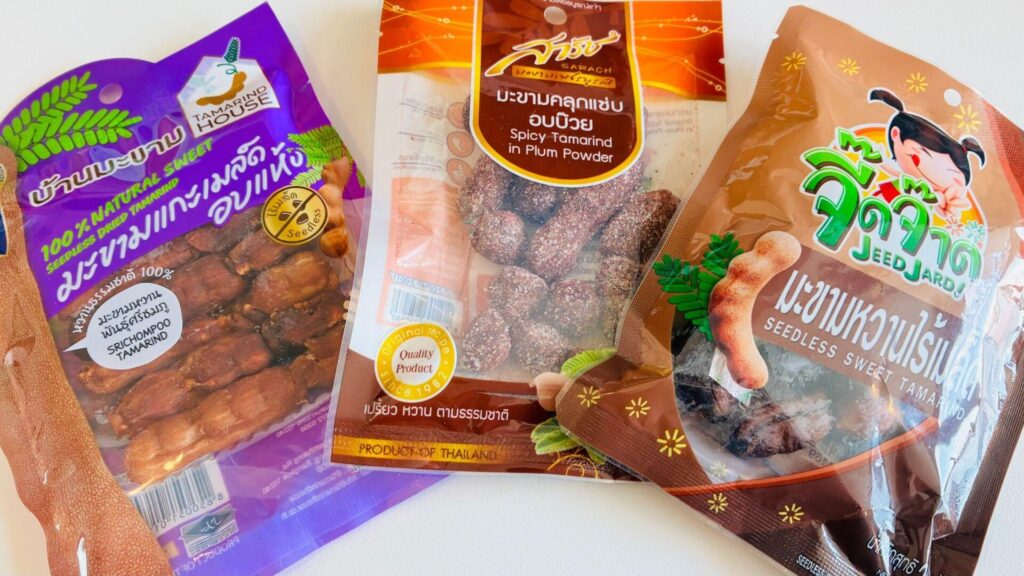机に一袋ずつ並んだタマリンドのお菓子（TAMARIND HOUSE・ SARACH・JEEDJARD）