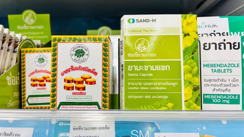 タイの薬局に陳列された整腸剤「マカム・ケーク」の写真
