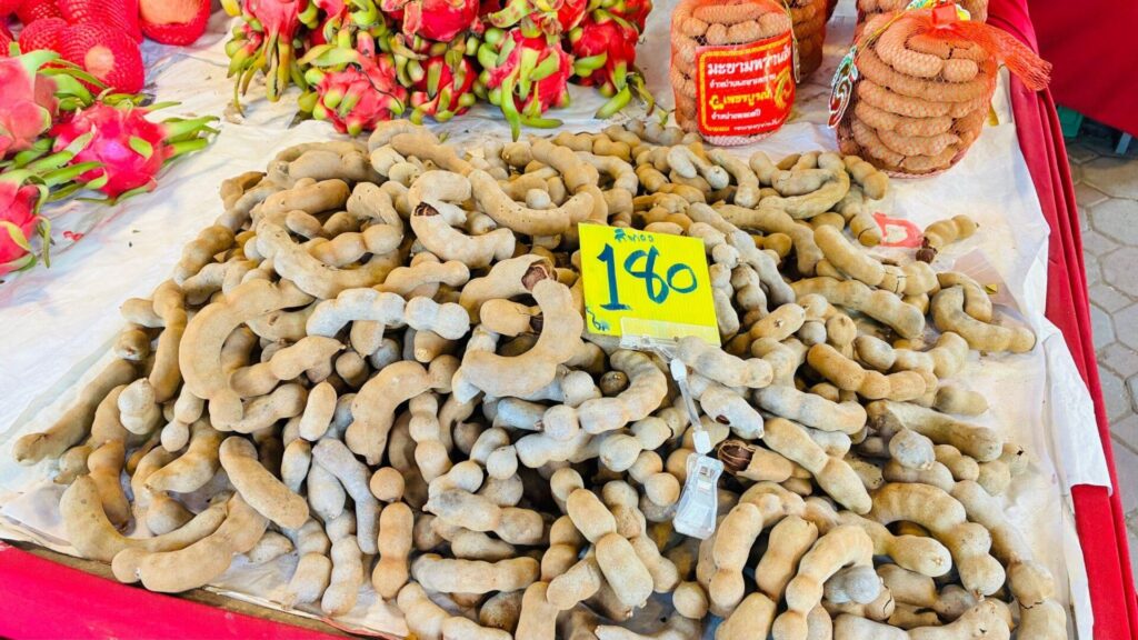 山盛りのタマリンドが売られている様子