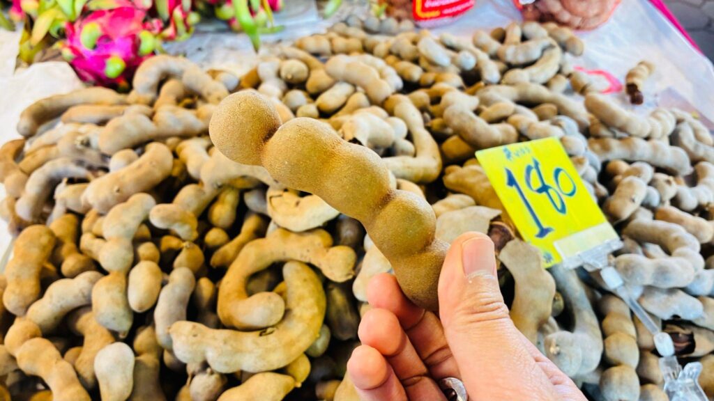 山盛りのタマリンドからひとつ手に取った写真