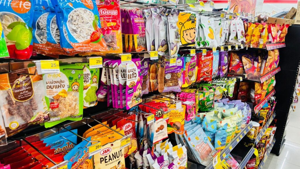 タイのセブンイレブンのお菓子コーナーの写真