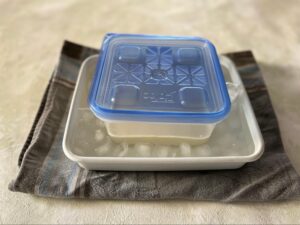 氷水が入ったバットタッパーバットを冷やす様子