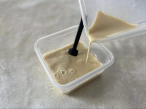 残りの豆乳を加える様子