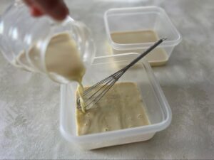 耐熱容器に豆乳200mlを入れる様子