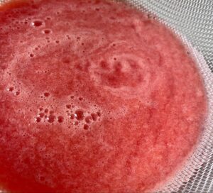 ミキサーにかけたスイカをザルで漉す様子