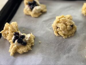 クリームチーズとブルーベリーを載せた焼く前の生地
