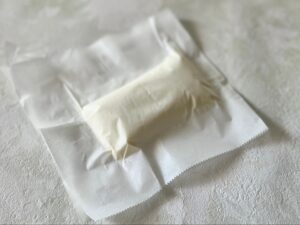 クッキングシートにはさんだクリームチーズの写真