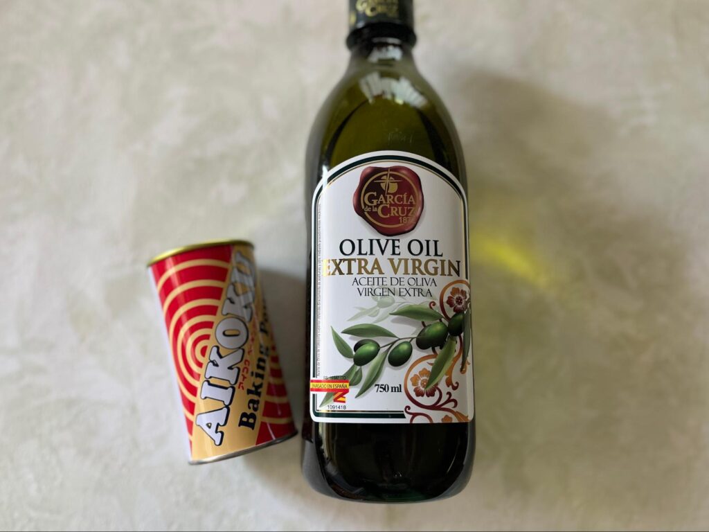 ベーキングパウダーとオリーブオイルが並んだ写真