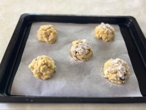 焼く前の生地に粉等をふる様子