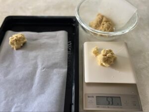 生地を53g分クッキングスケールで図る様子