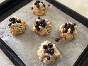 10分焼成したスコーンにクリームチーズとブルーベリーを載せた様子