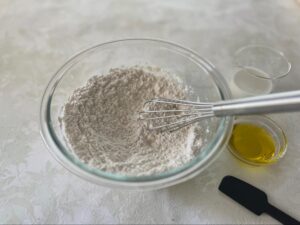 ホイッパーで粉類を混ぜ合わせる様子