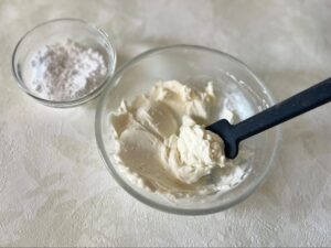ゴムベラでクリームチーズを混ぜる様子