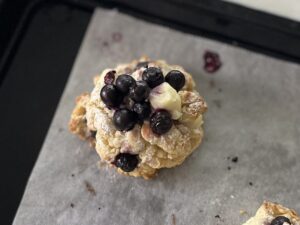 10分焼成したスコーンにクリームチーズとブルーベリーを載せたアップ