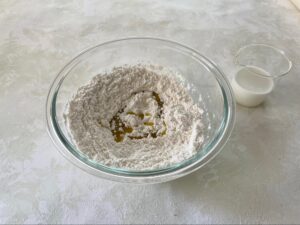 混ぜた粉類にオリーブオイルを回しいれた様子
