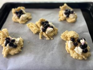 クリームチーズとブルーベリーを載せた焼く前の生地