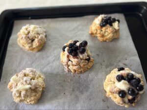 10分焼成したスコーンにクリームチーズとブルーベリーを載せた様子