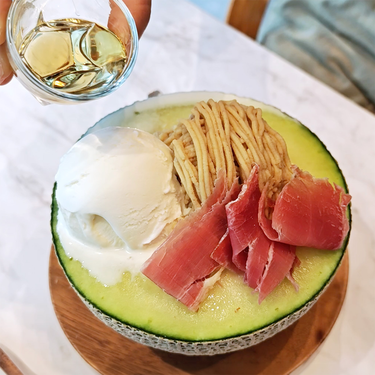 半玉メロンボウルにウイスキーを回しかける