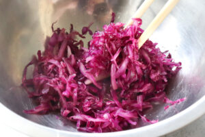 お酢、砂糖、オリーブオイルを入れて混ぜた紫キャベツ
