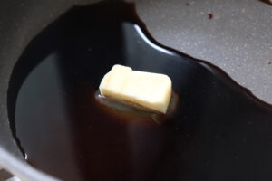調味料をいれたフライパンの写真