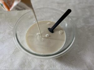 生クリームを加えて混ぜる様子