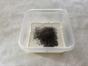 タッパーに牛乳とジャスミン茶葉が入っている写真
