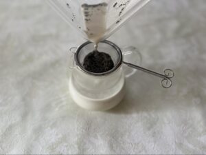 茶葉を漉す様子