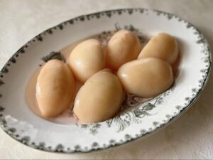さらに並べたくし切りの桃