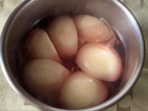 弱火で5分煮た桃の写真