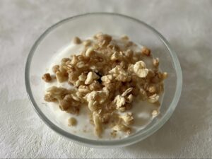 水切りヨーグルトにグラノーラを加えた写真