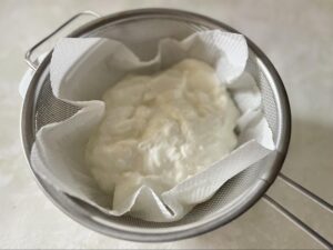 ヨーグルトを水切りする様子