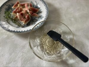 はちみつとりんご酢を混ぜる様子